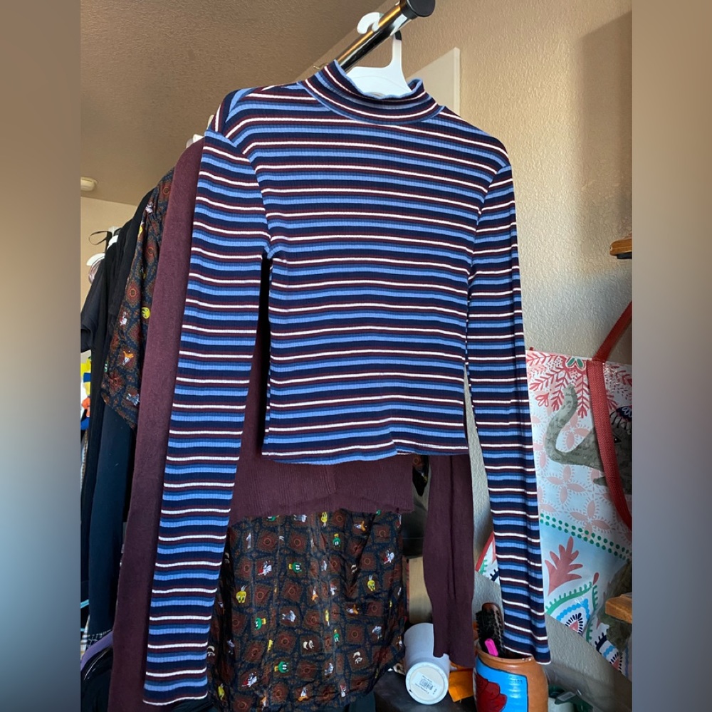Long sleeve turtle neck.